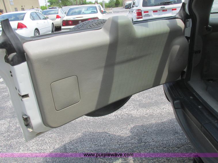 image for item L6073 2006 Jeep Liberty SUV