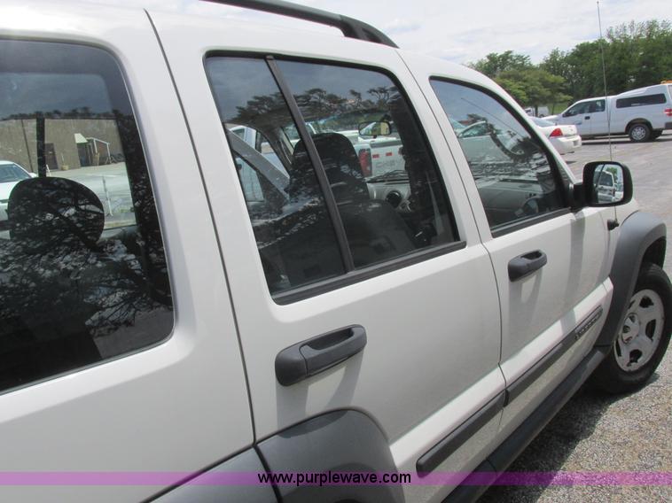 image for item L6073 2006 Jeep Liberty SUV