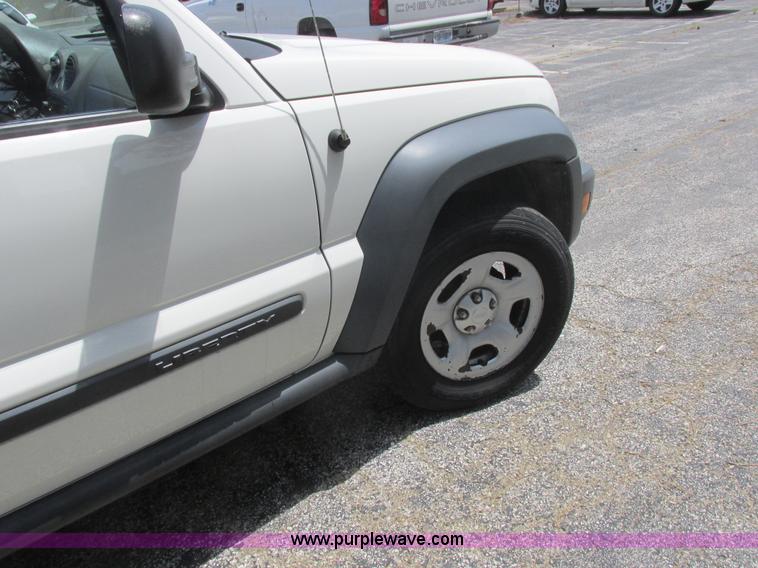image for item L6073 2006 Jeep Liberty SUV