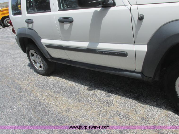 image for item L6073 2006 Jeep Liberty SUV