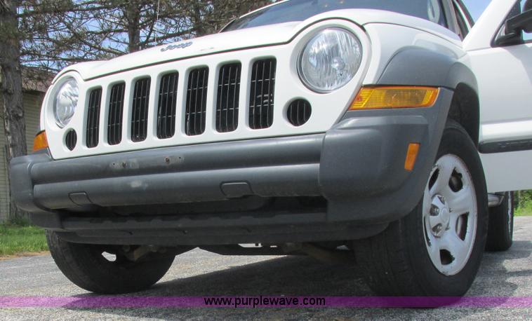 image for item L6073 2006 Jeep Liberty SUV