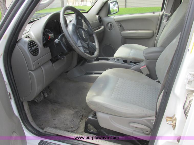 image for item L6073 2006 Jeep Liberty SUV