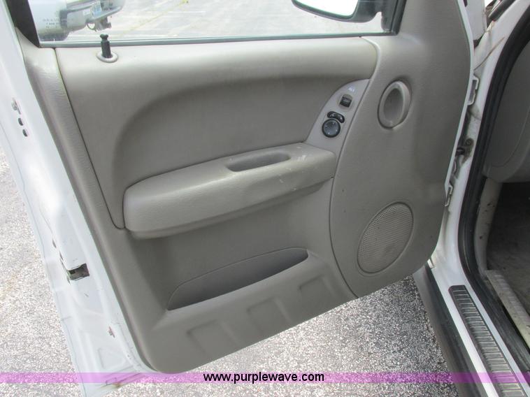 image for item L6073 2006 Jeep Liberty SUV