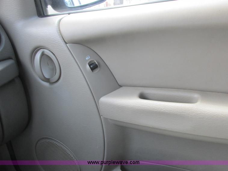 image for item L6073 2006 Jeep Liberty SUV