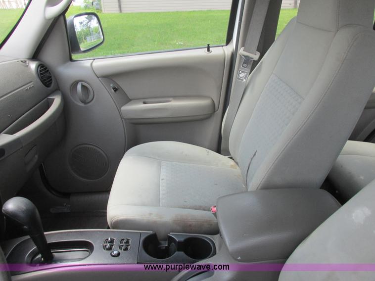 image for item L6073 2006 Jeep Liberty SUV
