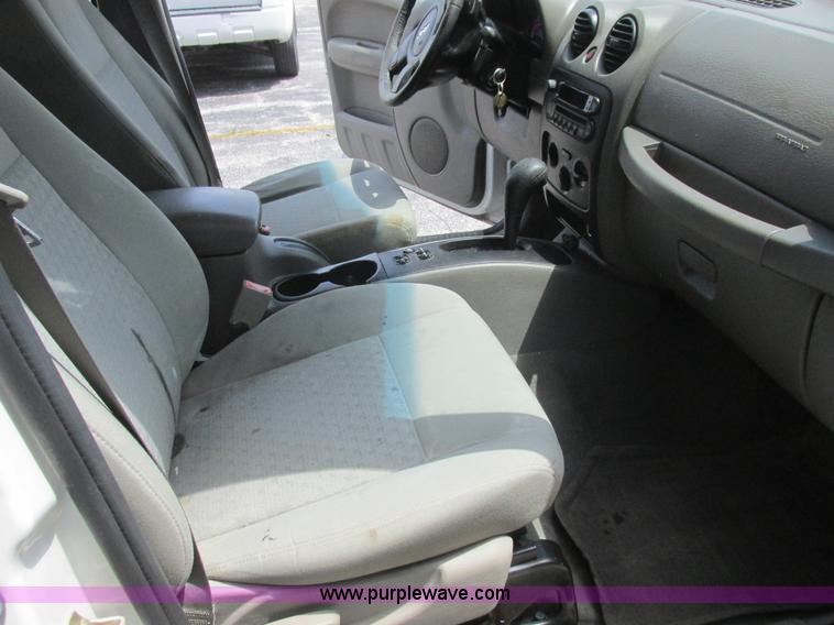 image for item L6073 2006 Jeep Liberty SUV