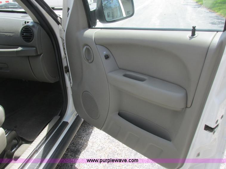 image for item L6073 2006 Jeep Liberty SUV