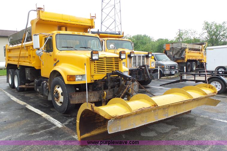image for item L6074 2000 International F4900 dump truck