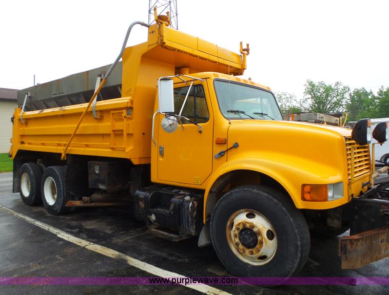 image for item L6074 2000 International F4900 dump truck