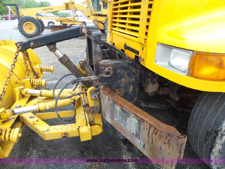 image for item L6074 2000 International F4900 dump truck