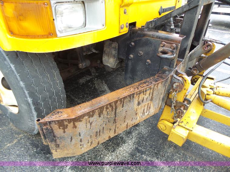 image for item L6074 2000 International F4900 dump truck