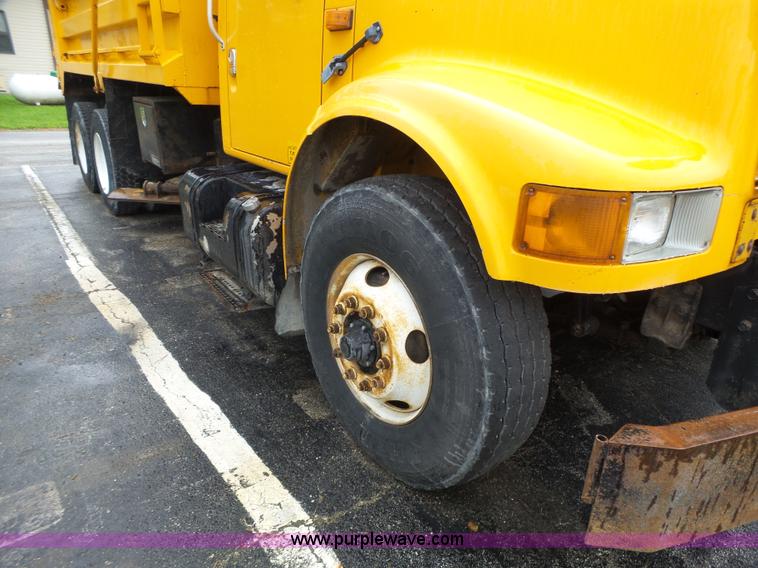 image for item L6074 2000 International F4900 dump truck