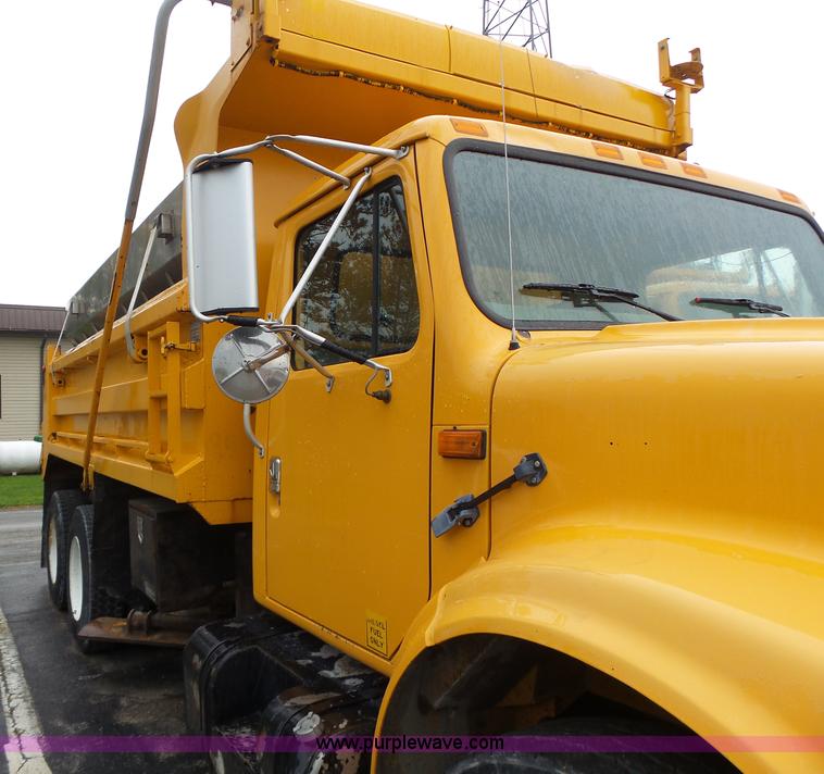 image for item L6074 2000 International F4900 dump truck