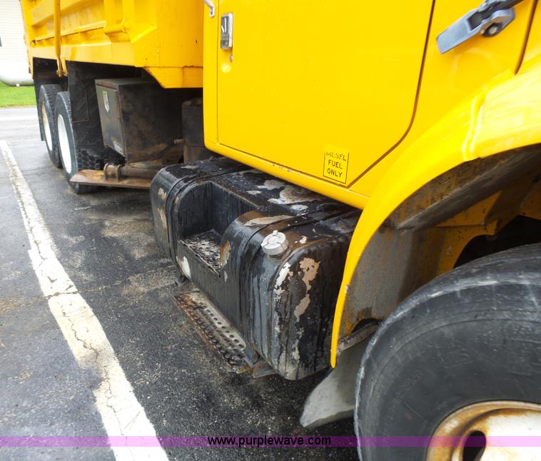 image for item L6074 2000 International F4900 dump truck