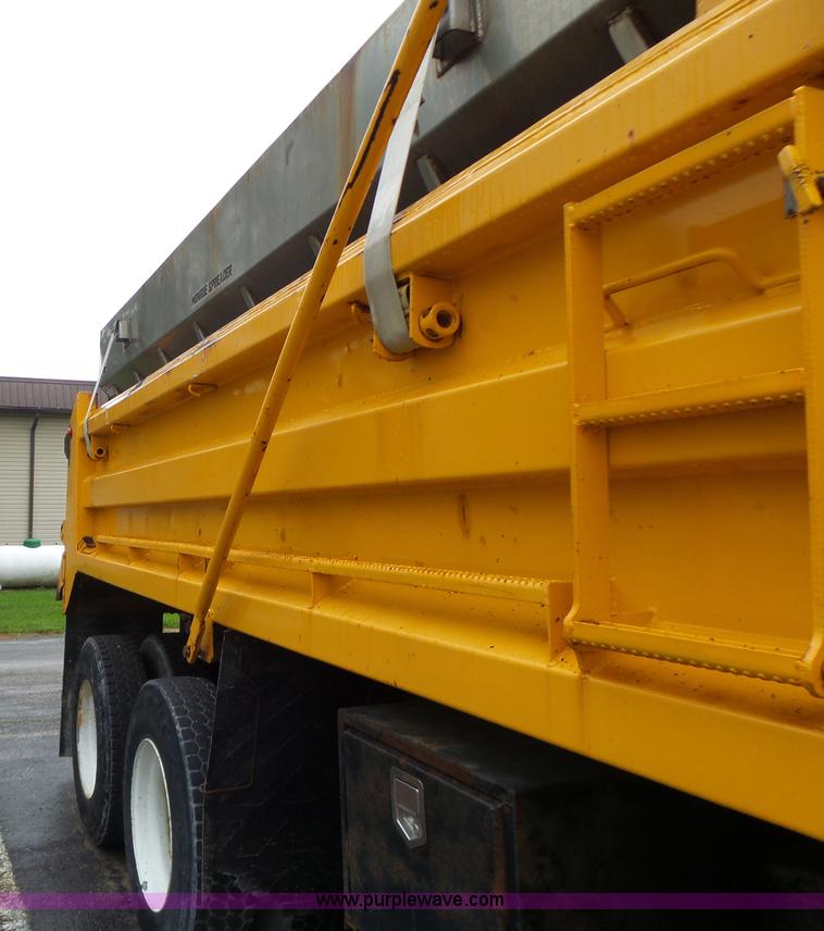 image for item L6074 2000 International F4900 dump truck