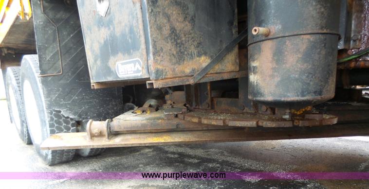 image for item L6074 2000 International F4900 dump truck