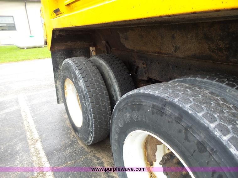 image for item L6074 2000 International F4900 dump truck