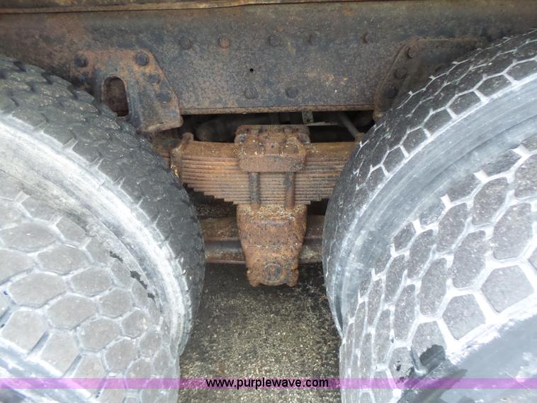 image for item L6074 2000 International F4900 dump truck