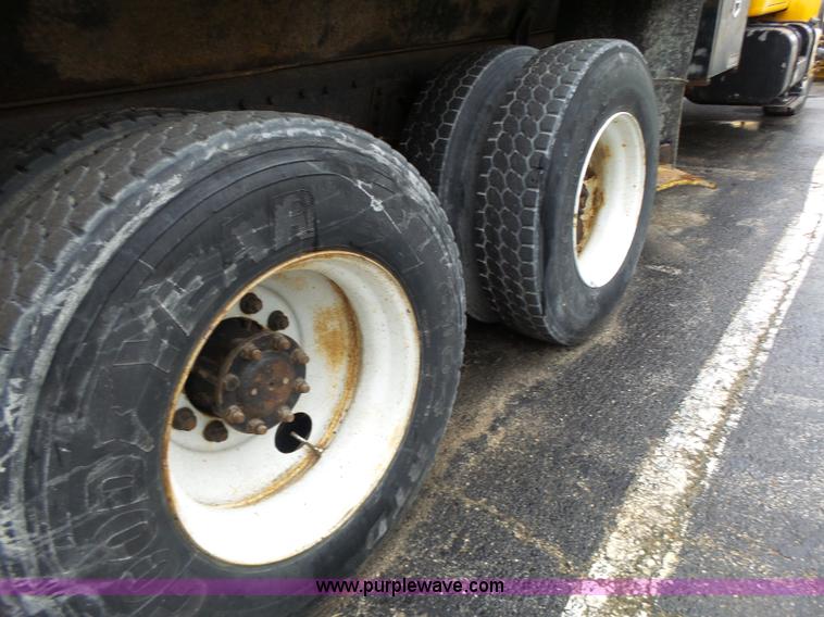 image for item L6074 2000 International F4900 dump truck