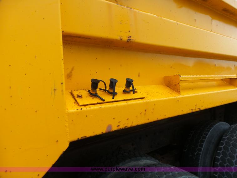 image for item L6074 2000 International F4900 dump truck