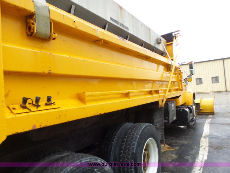 image for item L6074 2000 International F4900 dump truck