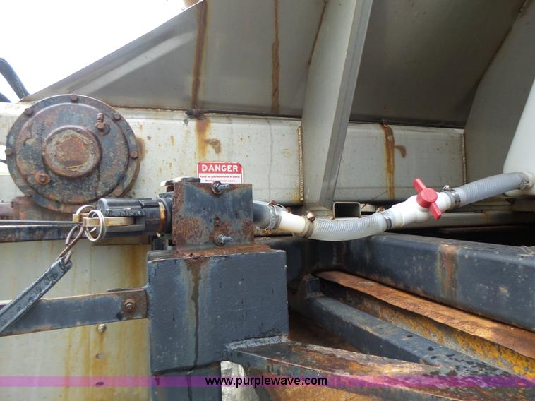 image for item L6074 2000 International F4900 dump truck