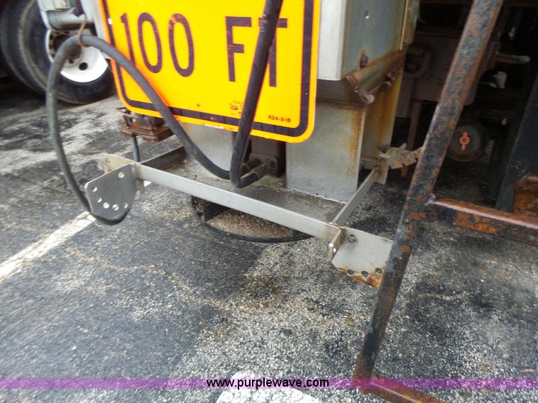 image for item L6074 2000 International F4900 dump truck