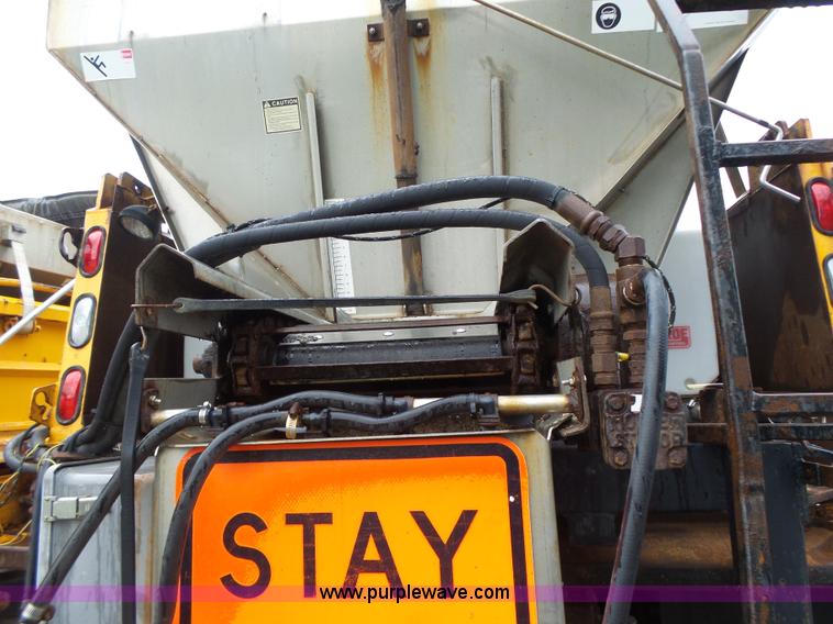 image for item L6074 2000 International F4900 dump truck