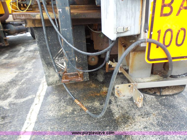 image for item L6074 2000 International F4900 dump truck