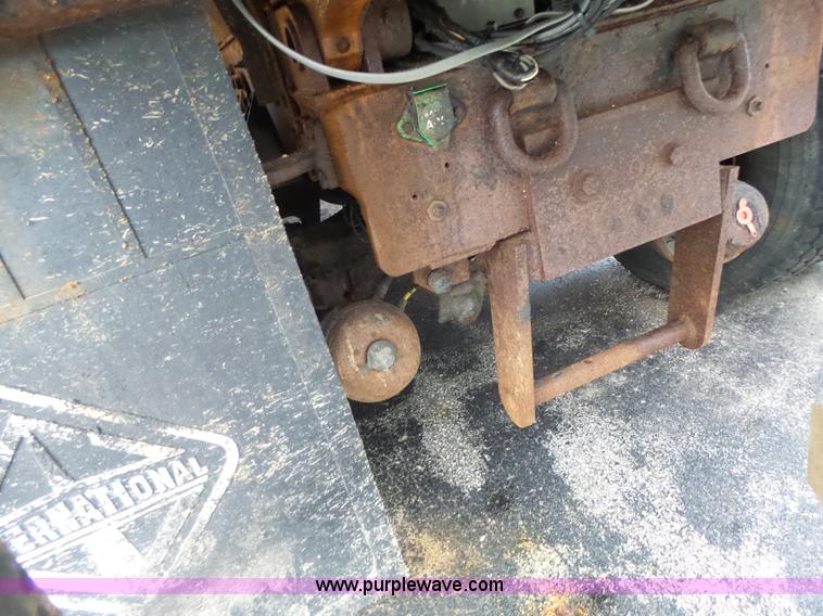 image for item L6074 2000 International F4900 dump truck