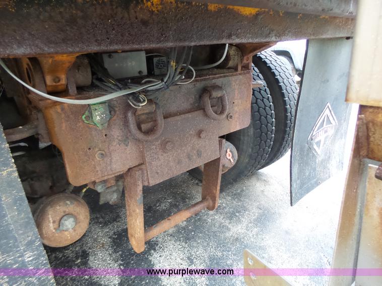 image for item L6074 2000 International F4900 dump truck