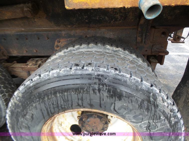 image for item L6074 2000 International F4900 dump truck