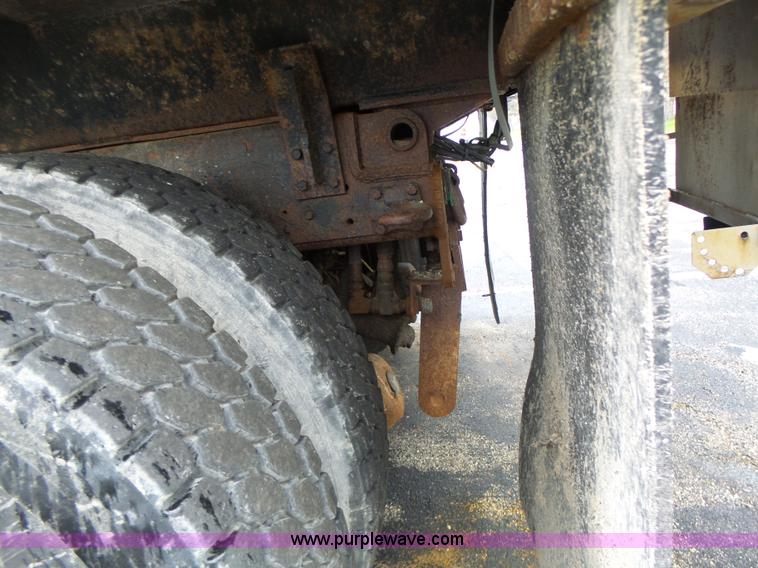 image for item L6074 2000 International F4900 dump truck