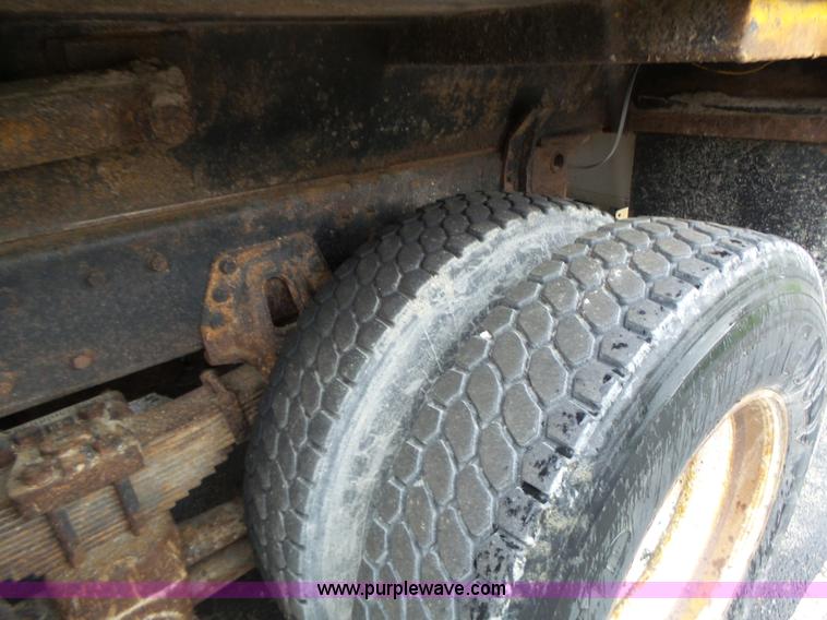 image for item L6074 2000 International F4900 dump truck