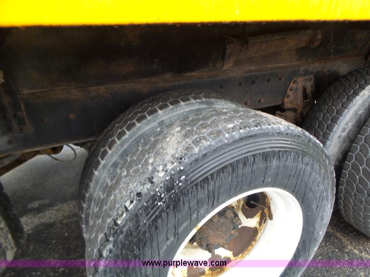 image for item L6074 2000 International F4900 dump truck