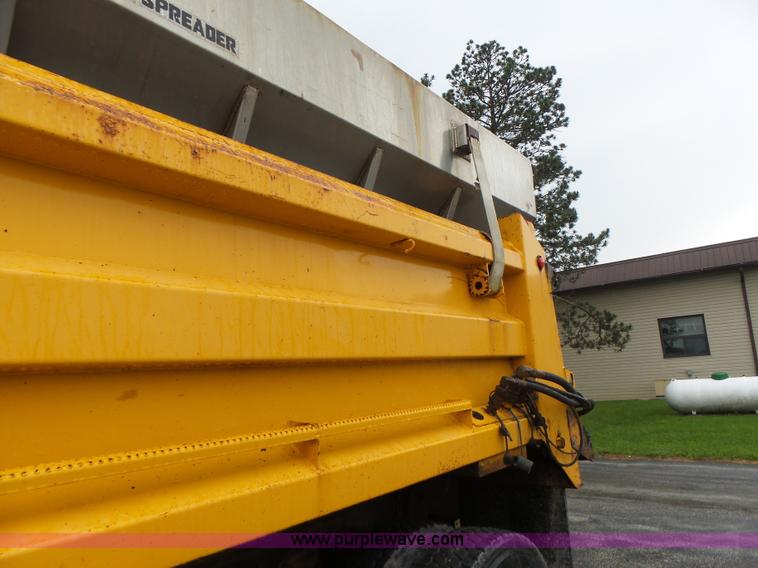 image for item L6074 2000 International F4900 dump truck