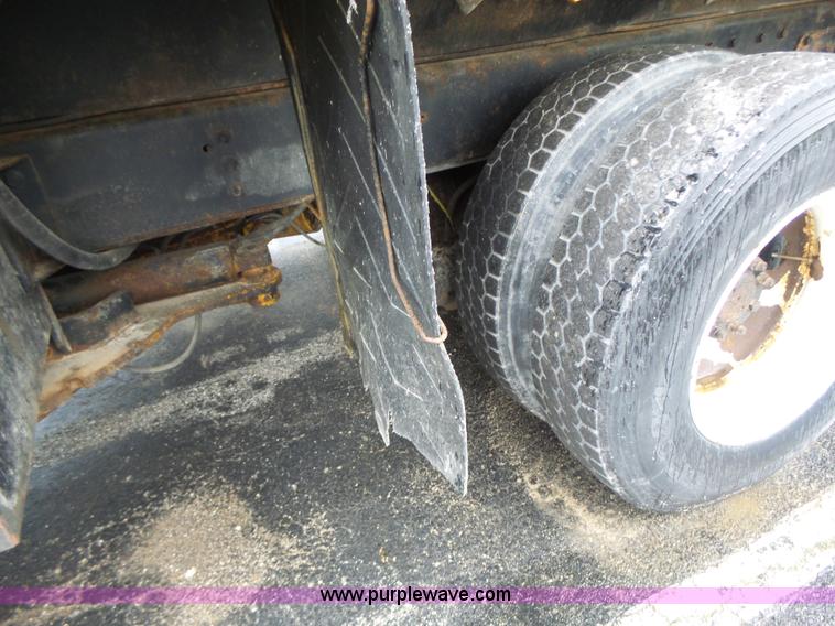 image for item L6074 2000 International F4900 dump truck