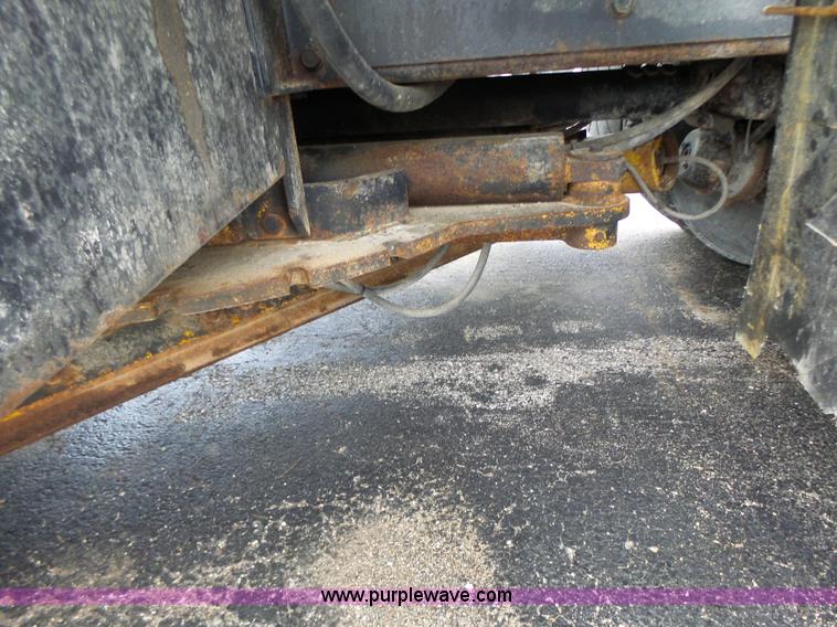 image for item L6074 2000 International F4900 dump truck