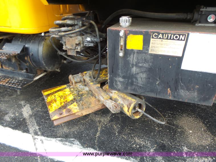 image for item L6074 2000 International F4900 dump truck