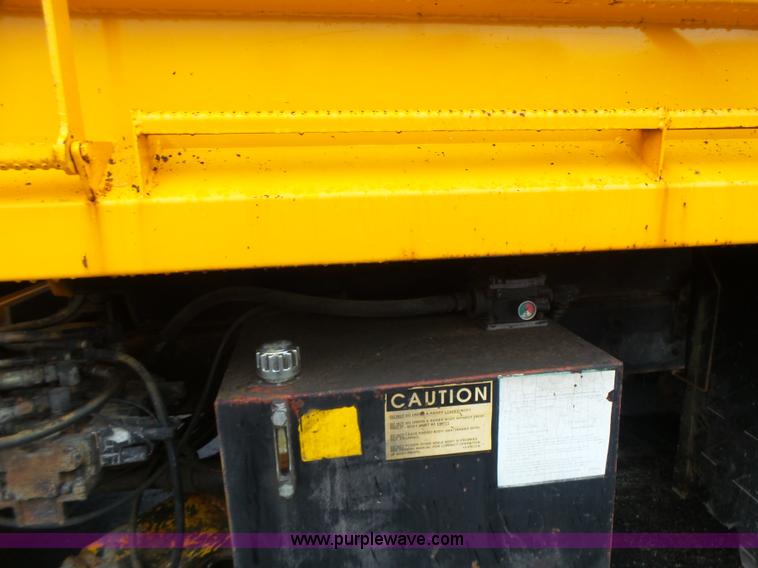 image for item L6074 2000 International F4900 dump truck