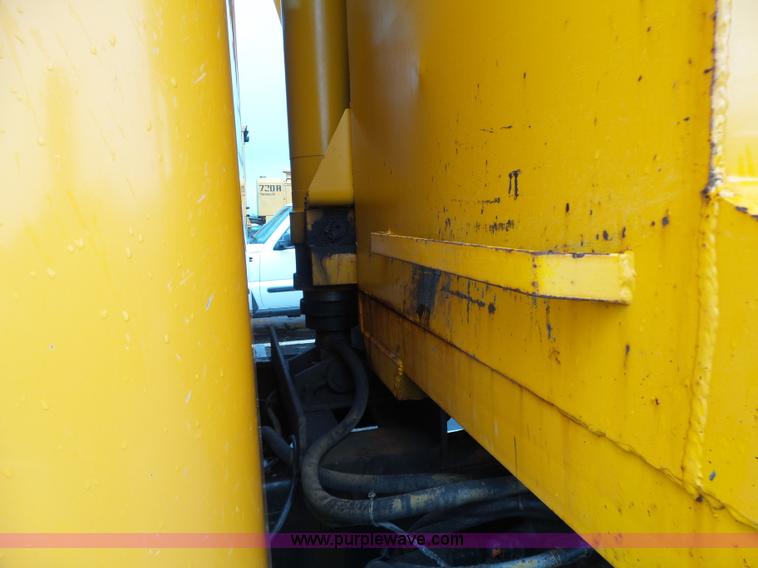 image for item L6074 2000 International F4900 dump truck