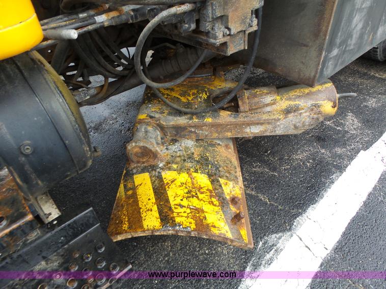 image for item L6074 2000 International F4900 dump truck