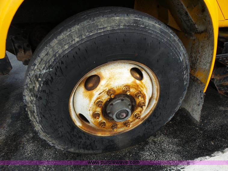 image for item L6074 2000 International F4900 dump truck