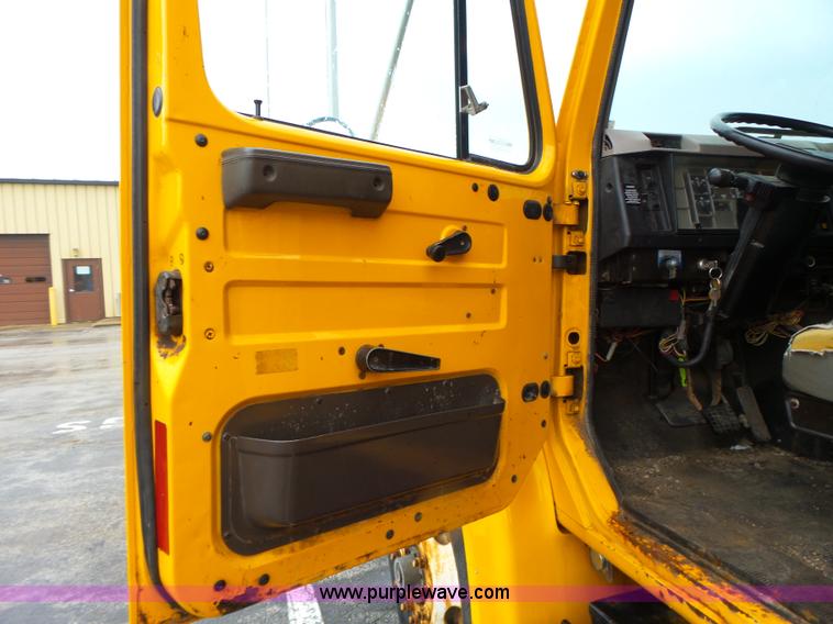 image for item L6074 2000 International F4900 dump truck
