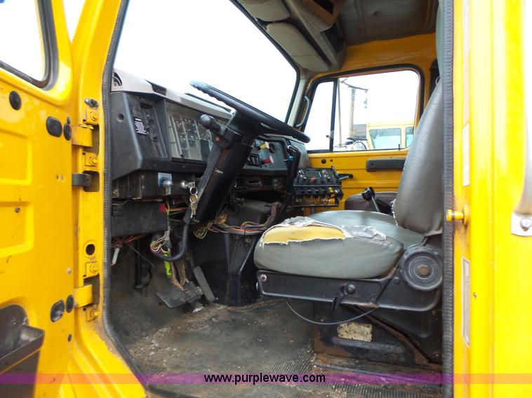 image for item L6074 2000 International F4900 dump truck