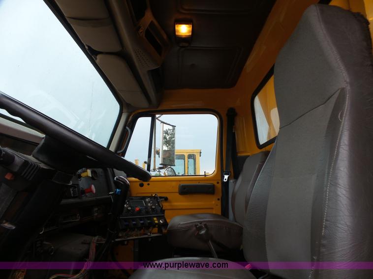 image for item L6074 2000 International F4900 dump truck