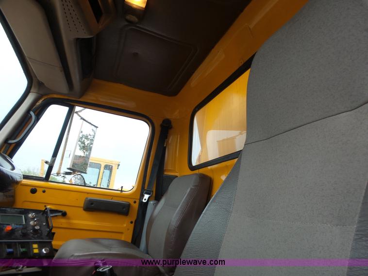 image for item L6074 2000 International F4900 dump truck