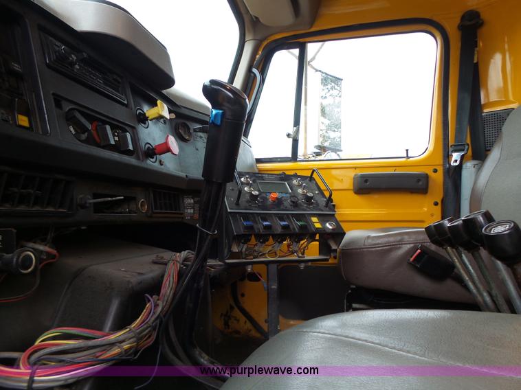 image for item L6074 2000 International F4900 dump truck