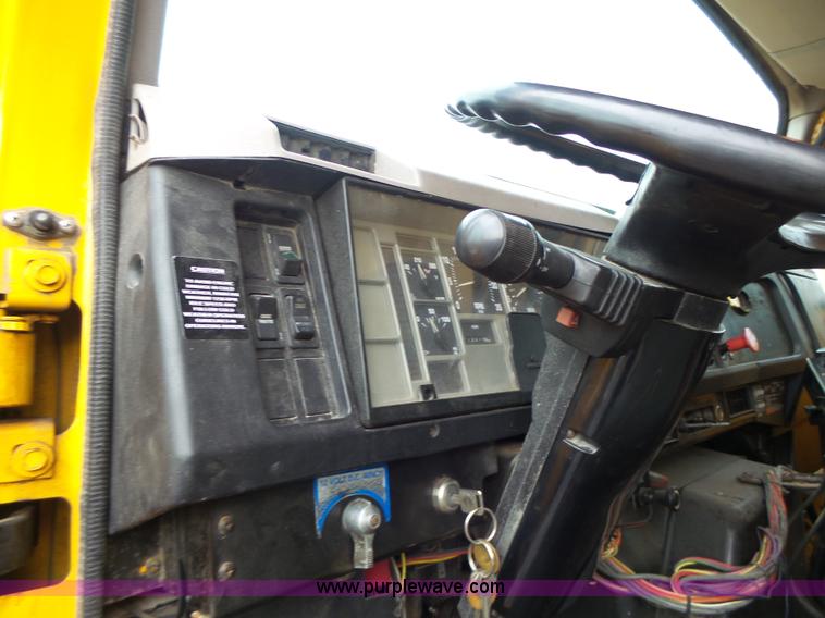 image for item L6074 2000 International F4900 dump truck