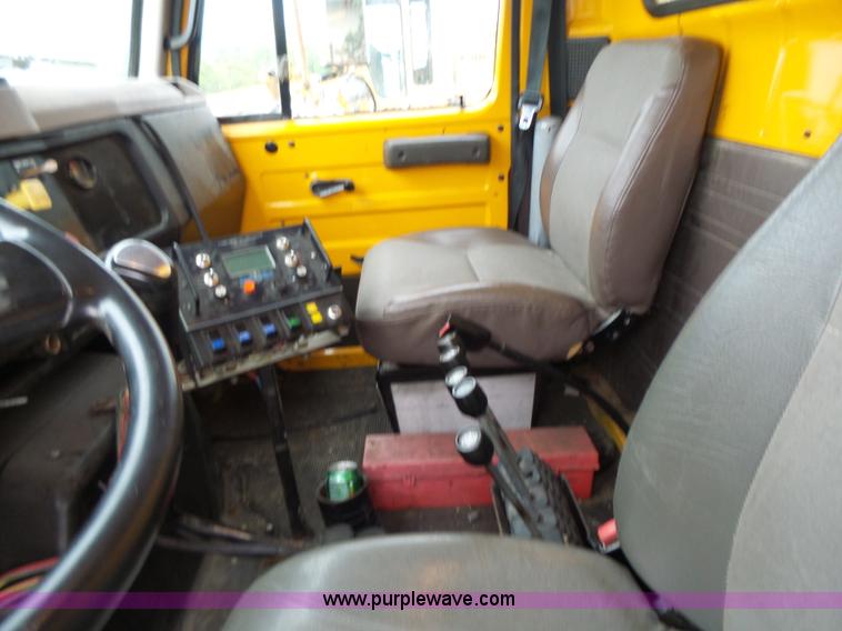 image for item L6074 2000 International F4900 dump truck